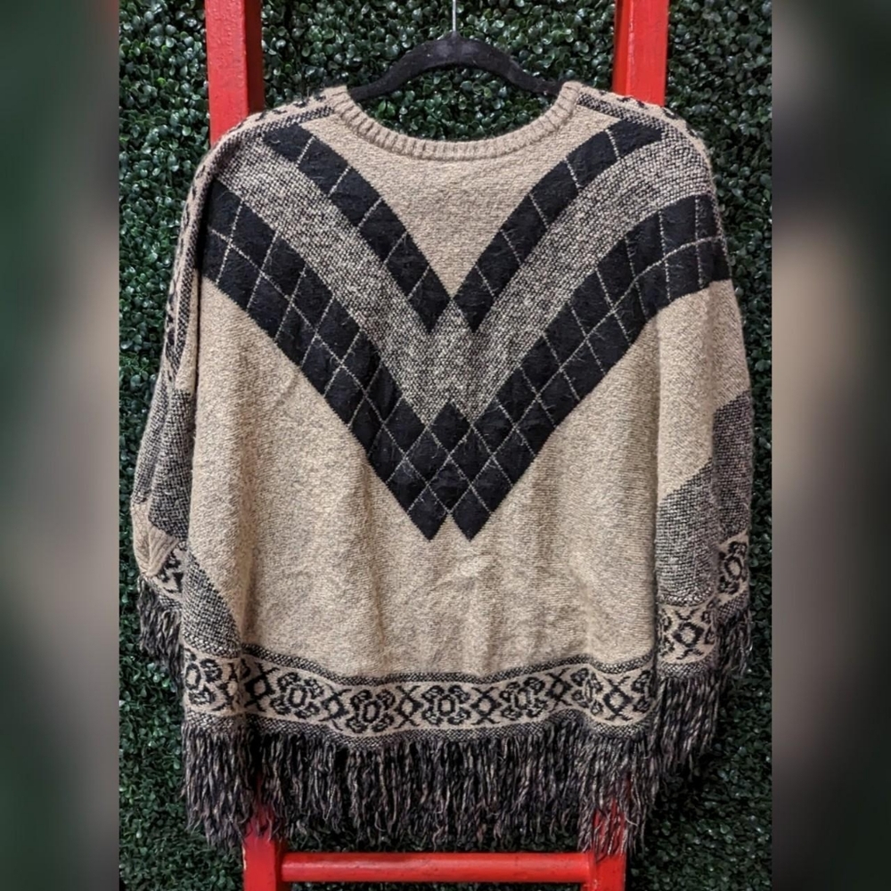 Warm cozy Rafaella XL poncho with sleeves